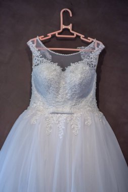 Düğün töreni için hazırlanan güzel beyaz gelinlik.