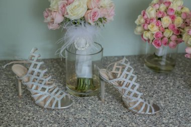 Düğün dekorasyon güzel eşya ve Gelin Ayakkabıları.