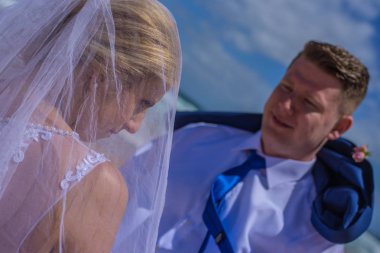 Sadece evli çift kumlu Avustralya Beach ile okyanus arkada poz.