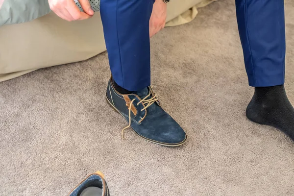 Mavi Takım Bağ Adam Dantel Ayakkabı — Stok fotoğraf