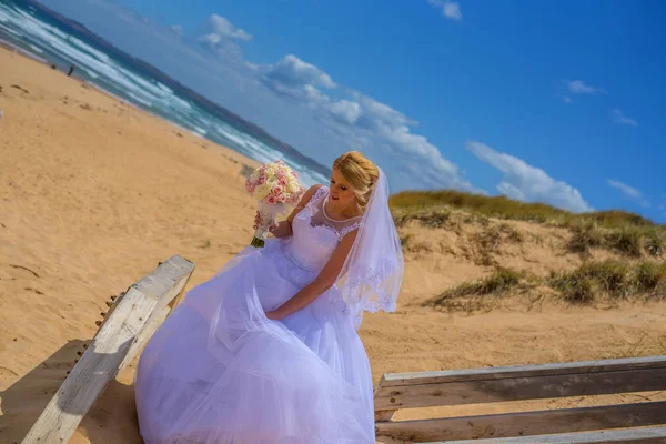 Nevěsta Bílých Svatebních Šatech Drží Kytici Pózování Krásné Pláži — Stock fotografie