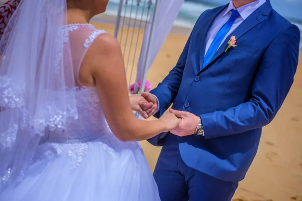 Married Couple Holding Hands While Being Married Beautiful Beach — Stock Photo, Image