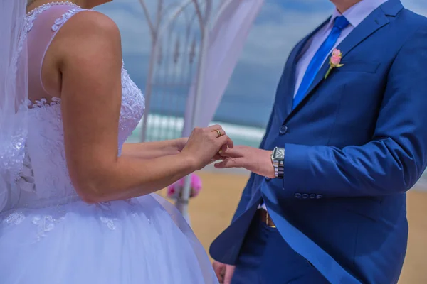 Ser Pareja Casada Intercambiando Anillos Mientras Está Casada Hermosa Playa — Foto de Stock