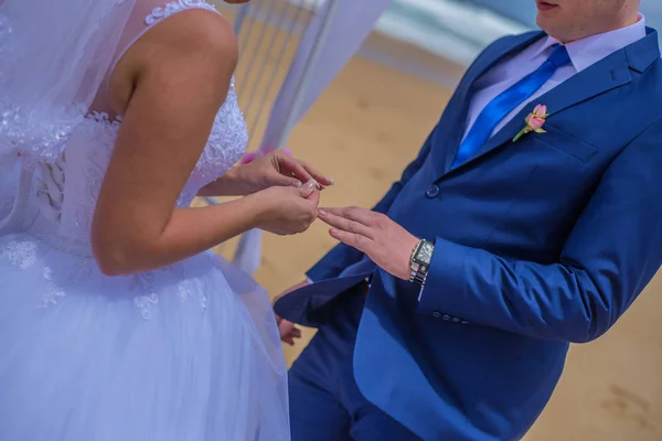 Ser Pareja Casada Intercambiando Anillos Mientras Está Casada Hermosa Playa — Foto de Stock