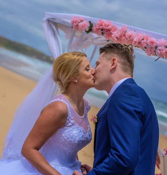 Pareja Besándose Después Estar Casada Hermosa Playa Australiana — Foto de Stock