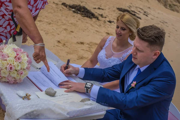 Pareja Recién Casada Firma Certificado Matrimonio Hermosa Playa Australiana — Foto de Stock