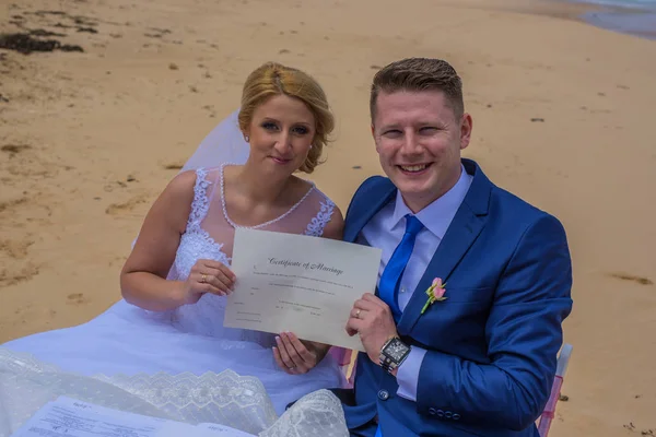 Pareja Recién Casada Posesión Certificado Hermosa Playa Australiana — Foto de Stock