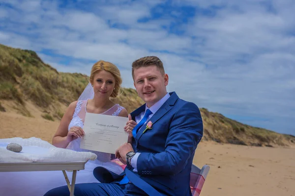 Pareja Recién Casada Posesión Certificado Hermosa Playa Australiana — Foto de Stock