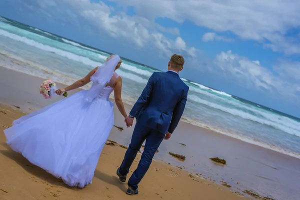 Casado Casal Segurando Buquê Bela Praia Junto Mar — Fotografia de Stock