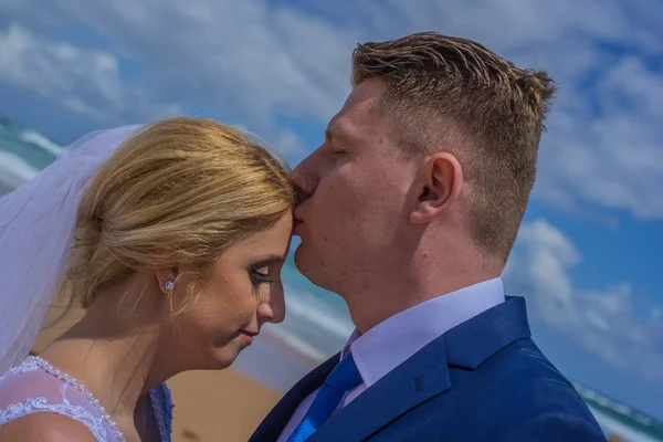 Hombre Casado Besando Esposa Frente Disparo Playa Australiana Arena — Foto de Stock