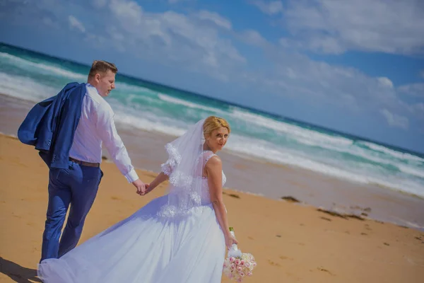 Pasangan Yang Baru Menikah Berpegangan Tangan Ketika Berjalan Pantai Yang — Stok Foto