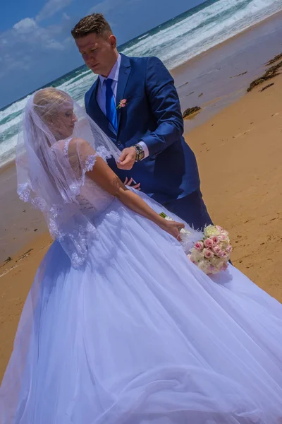 Solo Pareja Casada Sosteniendo Ramo Hermosa Playa Arena Océano — Foto de Stock