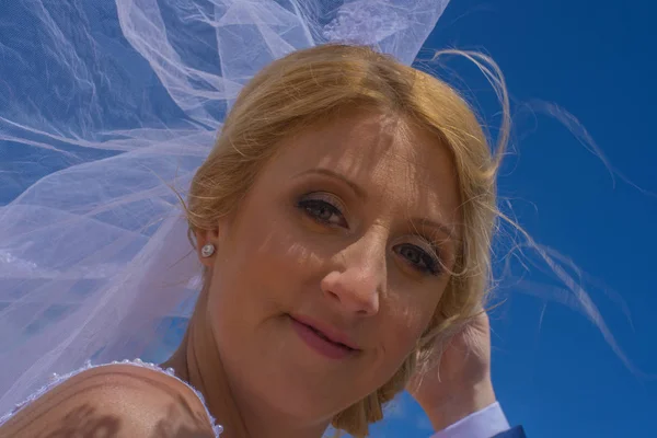 Sadece evli gelinler vail güzel mavi gökyüzü karşı gidiyor.