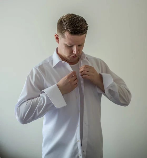 Hombre Botones Bloqueo Mientras Viste Camisa Blanca Justo Antes Boda Imagen De Stock