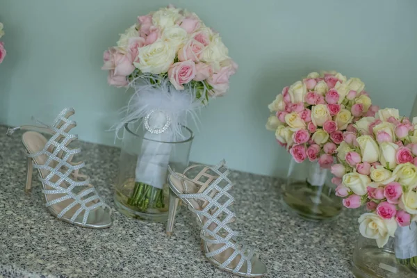 Decoración Boda Con Hermosas Rosas Zapatos Novia Imagen De Stock