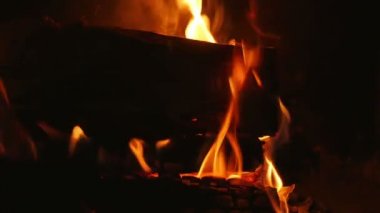 Closeup huş günlüklerindeki ağır çekim hd. Burning günlükleri ile yumuşak sıcak portakal güzel kapalı açık şömine yanan alevler rahatlatıcı.