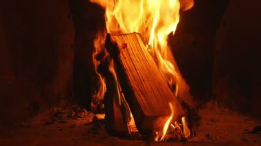 Huş ağacı yavaş yavaş yanan günlükleri ile yumuşak sıcak turuncu güzel rahatlatıcı alevler yanan yumuşak turuncu alevler içinde ağır çekim hd. ile günlükleri.