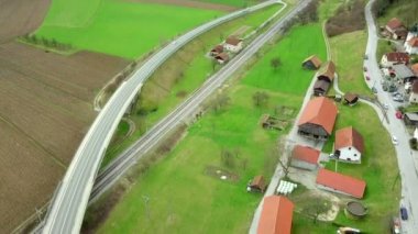 Hava: tren yolu kapısı önünde olacak. Nehir varlık inşa arka planda köprü ile.