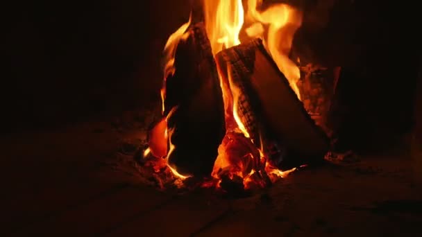 桦树原木在慢动作中缓慢燃烧 柔和的橙色火焰 燃烧原木与柔软温暖的橙色美丽的放松火焰 — 图库视频影像