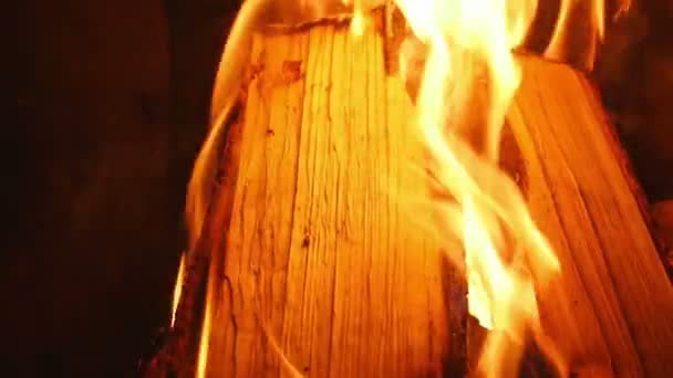 在室内壁炉中燃烧的桦树原木发出的柔和的橙色火焰在慢动作的高清 燃烧原木与柔软温暖的橙色美丽的放松火焰 — 图库视频影像
