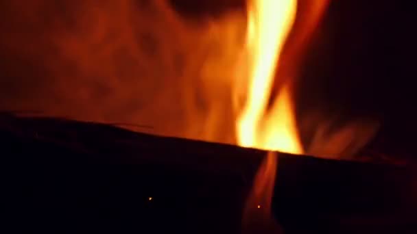 柔らかい温かみのあるオレンジの美しいスローモーション ビジュアルエフェクト書き込みログの屋内暖炉で燃えてバーチ ログでクローズ アップ リラックス炎 — ストック動画
