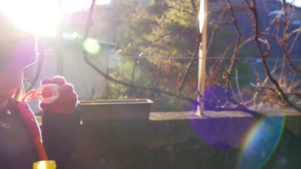 Küçük Kız Kabarcıklar Ağır Çekim Güzel Lens Güneş Kış Günbatımı — Stok video