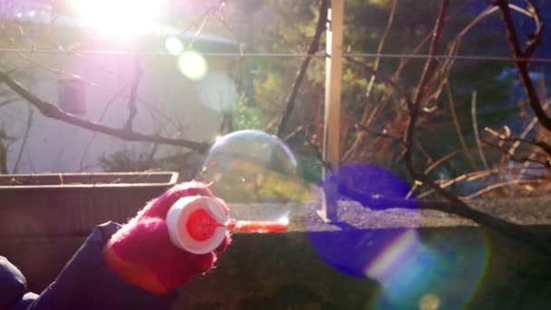 Chica Sosteniendo Burbuja Jabón Con Hermosa Puesta Sol Invierno Fondo — Vídeos de Stock