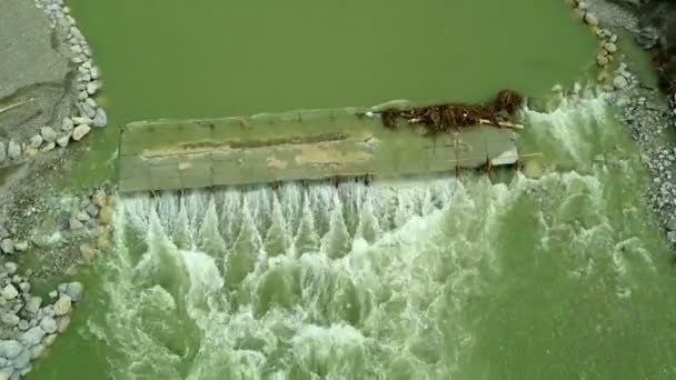 Aérea Volando Sobre Sitio Construcción Del Puente Con Desbordamiento Del — Vídeos de Stock