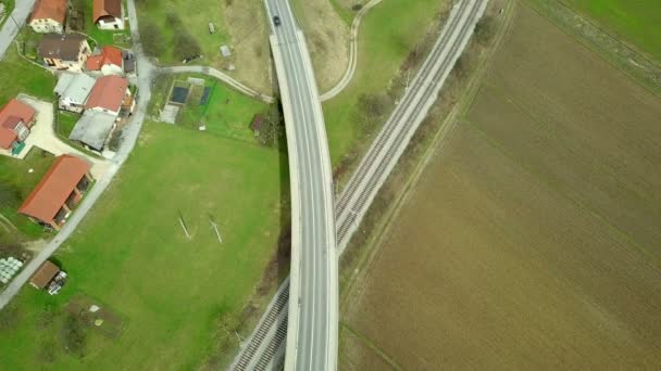 Aérien Survol Chemin Fer Franchissement Routier Chemin Fer Voitures Passant — Video