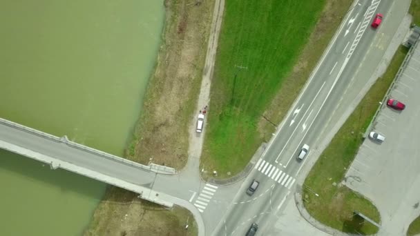 Aerial Съемки Небольшого Перекрестка Рядом Рекой Мостом Ехать Вниз Нескольких — стоковое видео