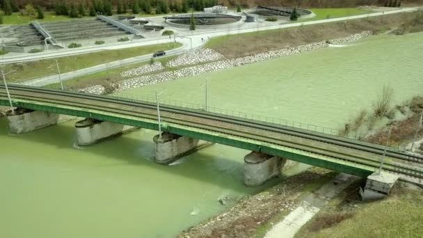 Aéreo Filmar Ponte Ferroviária Ferro Velha Que Cruza Rio Tamanho — Vídeo de Stock