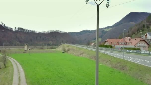 Antenne Anheben Vor Stromsäule Mit Straße Hintergrund Bahnübergang Hintergrund — Stockvideo