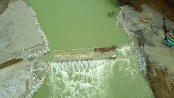 Aerial Terbang Atas Lokasi Konstruksi Jembatan Dengan Sungai Yang Meluap — Stok Video