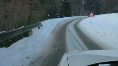 Soğuk donmuş yolda ile lots-in yeni kar kış sabahı soğuk sürüş. Karla kaplı yol tepeye eğrisi yoluyla oluyor.