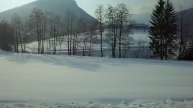 Soğuk kış sabah araba yan pencereden filme üzerinde sürüş. İki taraf, sürülmüş kar yığınları yolun bir sürü.