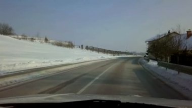 Karlı kırsal soğuk kış sabahı güneş doğuyor sürüş. Araba önden görünüm içinde arazi ile lots-in elma ağaçlarının aracılığıyla sürüş.