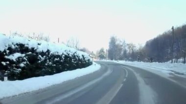 Eski terk edilmiş fabrika soğuk kış sabahı binası yanında sürüş. Yolun gidiş elektrik güç hatları.