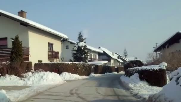 Jazdy Przez Osadę Piękny Słoneczny Zimowy Poranek Śnieg Lśni Wschodzącego — Wideo stockowe