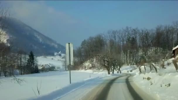 Fahrt Durch Verschneite Landschaft Einem Kalten Wintermorgen Mit Aufgehender Sonne — Stockvideo