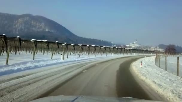 Rijden Door Boerderij Land Bedekt Met Sneeuw Gefilmd Uit Binnen — Stockvideo