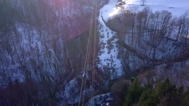 Hava: telefon hattı yüksek gerilim elektrik güç kabloları yüksek rütbeli boyunca uçan.