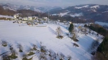 Hava: telefon hattı yüksek gerilim elektrik güç kabloları yüksek rütbeli boyunca uçan.