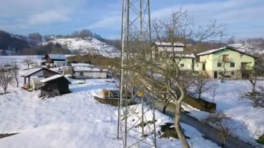 Hava: önündeki yüksek güçte elektrik çelik sütunu gidiş uçak.