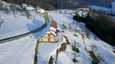 Hava: yolda kaç ev karla kaplı tepeler uçan.