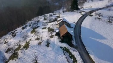 Hava: yolda kaç ev karla kaplı tepeler uçan.