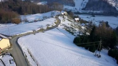Hava: yolda kaç ev karla kaplı tepeler uçan.