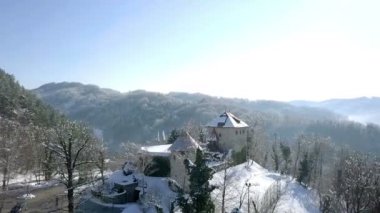 Lasko, Slovenya, 13.2.2018: Uçan civarı şehir kale karla kaplı tepe üzerinde