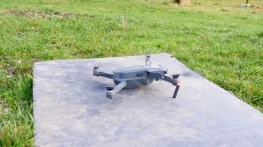Closeup pervaneleri başlayan ve çekmeden önce Isıtma drone üzerinde. Rüzgar pervaneleri üzerinden hareket turda onun ışıklar yanıp sönen ve yeşil çimen.