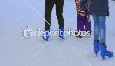 Çocukların buz pateni yapay buz pateni pisti üzerinde öğrenme portre. Portre tarih boyunca çevrelerinde hareket feets paten.