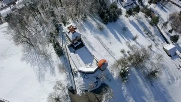 Aérea Levantamiento Desde Pequeño Castillo Colina Cubierto Nieve — Vídeo de stock